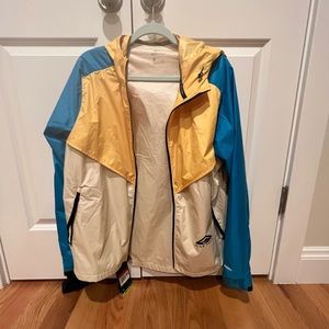Nike men’s jacket standard fit. Packable. Reflective trim. New with tags. Large
